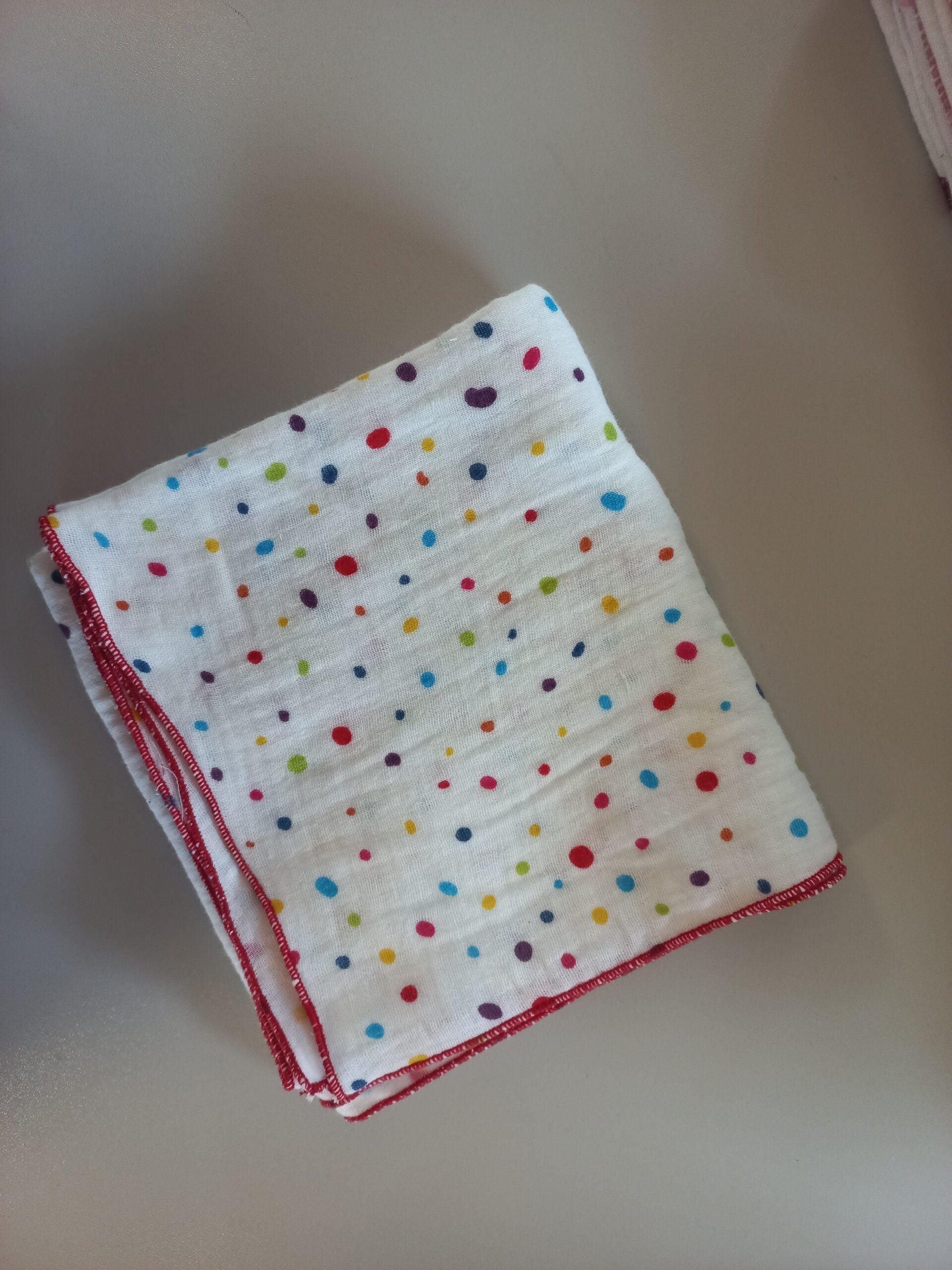 Nuschi 60x60cm - farbige Punkte roter Rand