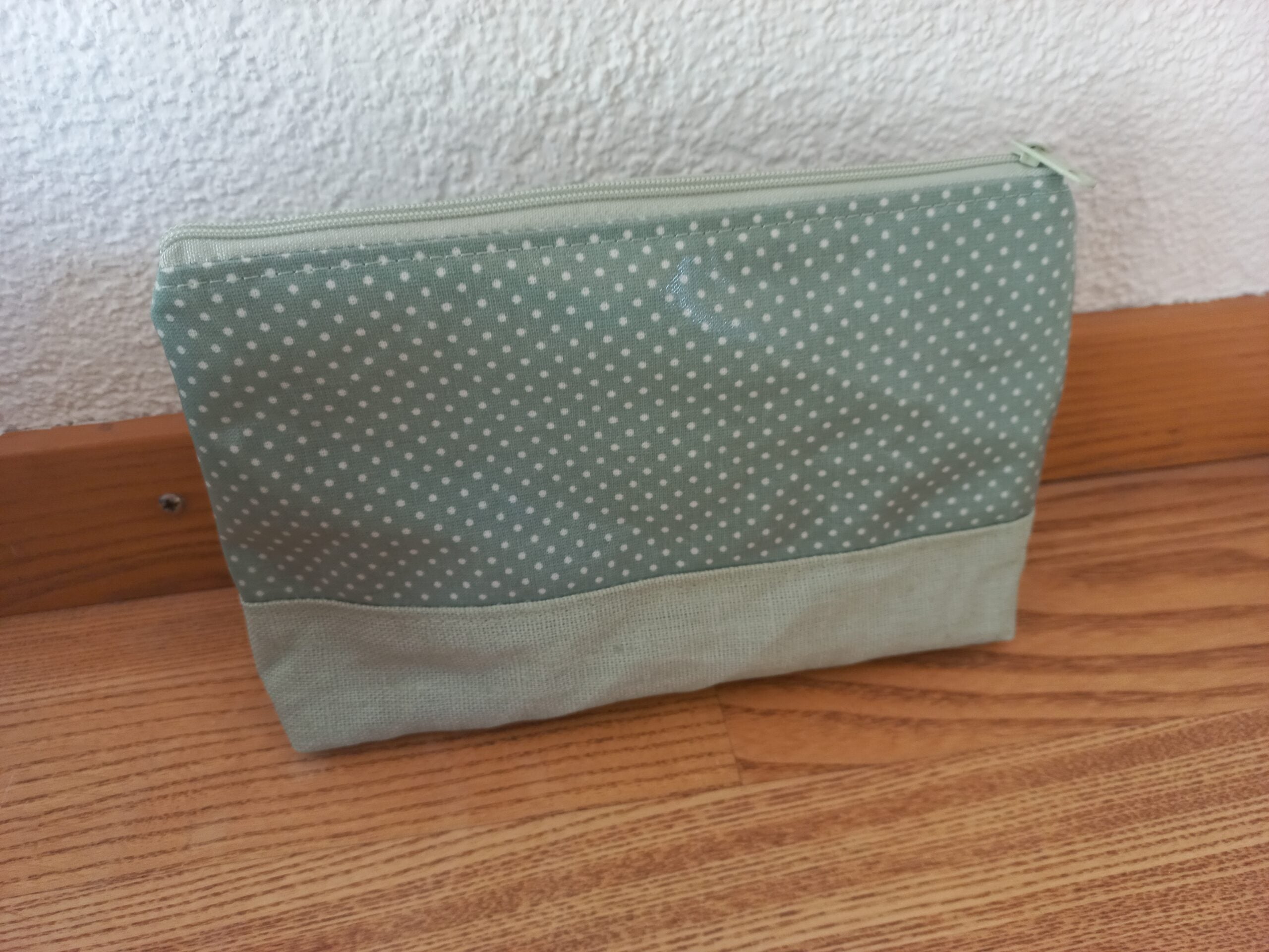 kleines Necessaire kleine Punkte grün